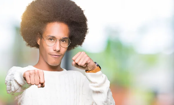 Молодий Афроамериканець Людиною Афро Волосся Окулярах Пробиваючи Кулак Боротися Агресивних — стокове фото