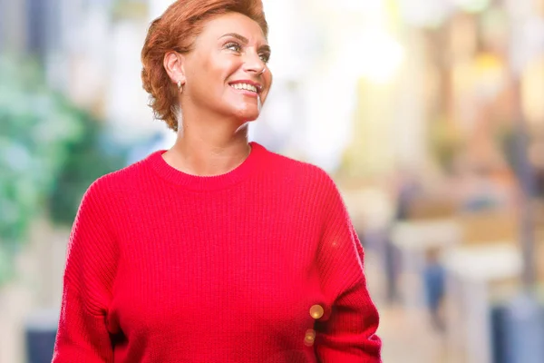上冬のセーターを着て館シニア白人赤毛の女性は 背景が笑顔で側に自然な表現の顔に離れて見て分離 自信を持って笑ってください — ストック写真