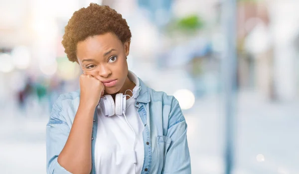 헤드폰을 아프리카계 미국인 여자는 우울증 — 스톡 사진