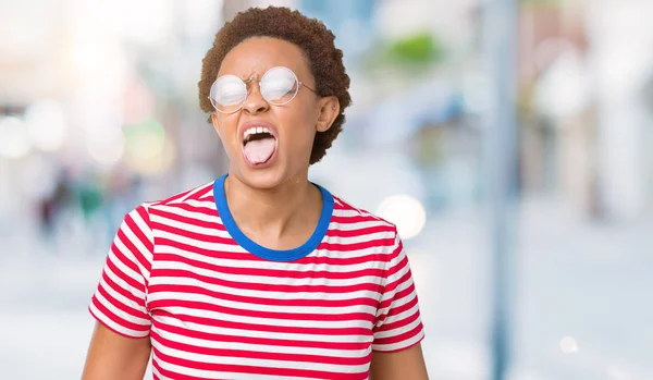 Hermosa Mujer Afroamericana Joven Con Gafas Sobre Fondo Aislado Sacando — Foto de Stock