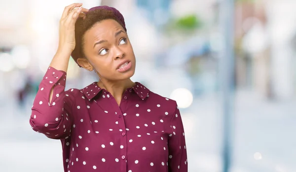 스카프를 아프리카계 미국인 여자는 질문에 궁금해 손으로 머리에 잠겨있는 — 스톡 사진