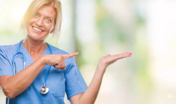 Medelålders Blond Sjuksköterska Kirurg Läkare Kvinna Över Isolerade Bakgrund Förvånade — Stockfoto