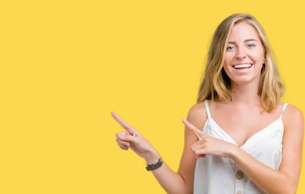 Mulher Bonita Sobre Fundo Isolado Sorrindo Olhando Para Câmera Apontando — Fotografia de Stock