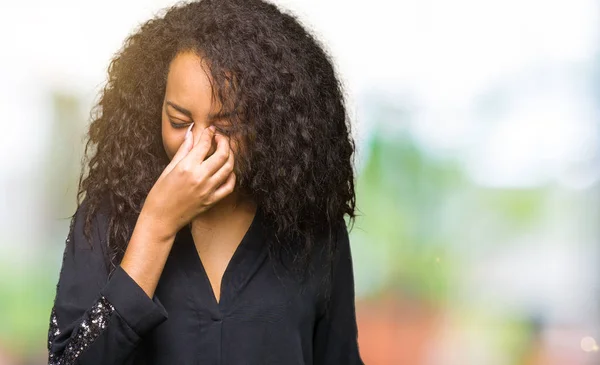 Junge Schöne Mädchen Mit Lockigem Haar Trägt Elegantes Kleid Müde — Stockfoto