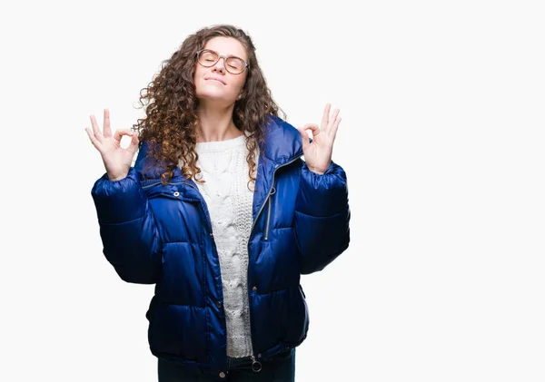 Mooie Jonge Brunette Krullend Haar Meisje Winterjas Glazen Trui Dragen — Stockfoto