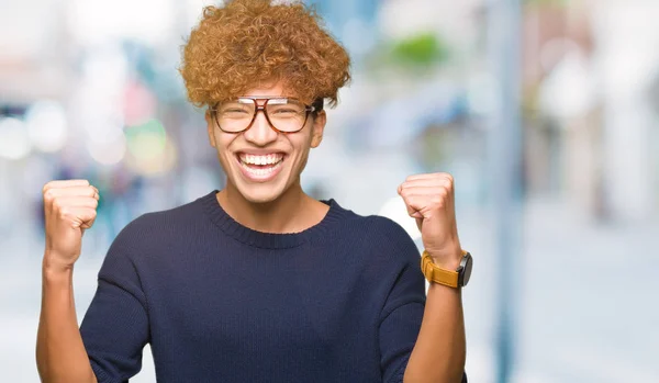 Joven Hombre Guapo Con Gafas Afro Celebrando Sorprendido Sorprendido Por —  Fotos de Stock