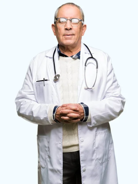 Stilig Senior Doktor Man Bär Medicinsk Kappa Händerna Ihop Och — Stockfoto