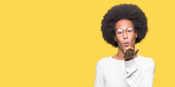 Afro Haj Szemüveg Nézi Kamerát Egy Csókot Kézzel Fúj Levegő — Stock Fotó