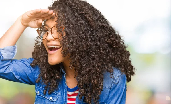 Genç Güzel Kadın Kıvırcık Saçlı Gözlüklü Çok Mutlu Gülümseyen Uzakta — Stok fotoğraf