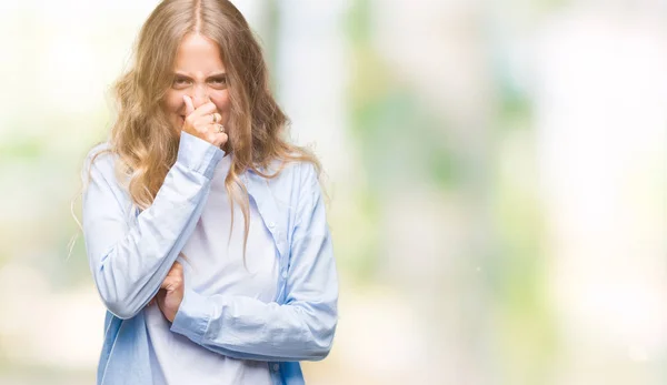 Όμορφη Νεαρή Ξανθιά Γυναίκα Πάνω Από Απομονωμένες Φόντο Μυρίζουν Κάτι — Φωτογραφία Αρχείου