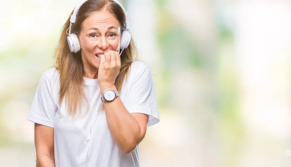 Середньовіччя Іспаномовна Жінка Слухає Музику Навушниках Над Ізольованим Тлом Виглядає — стокове фото