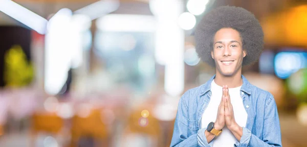 Giovane Uomo Afro Americano Con Capelli Afro Pregare Con Mani — Foto Stock