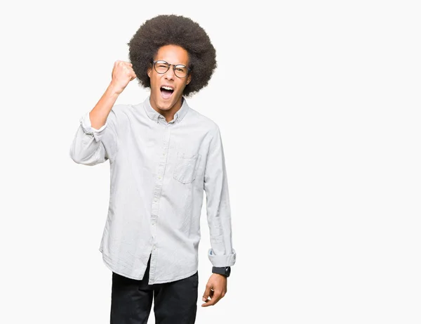 Joven Afroamericano Con Pelo Afro Usando Gafas Enojado Loco Levantando — Foto de Stock