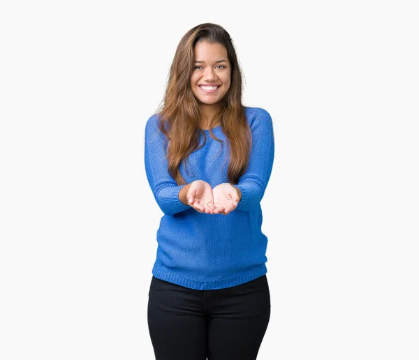 Jonge Mooie Brunette Vrouw Blauwe Trui Dragen Geïsoleerde Achtergrond Smiling — Stockfoto