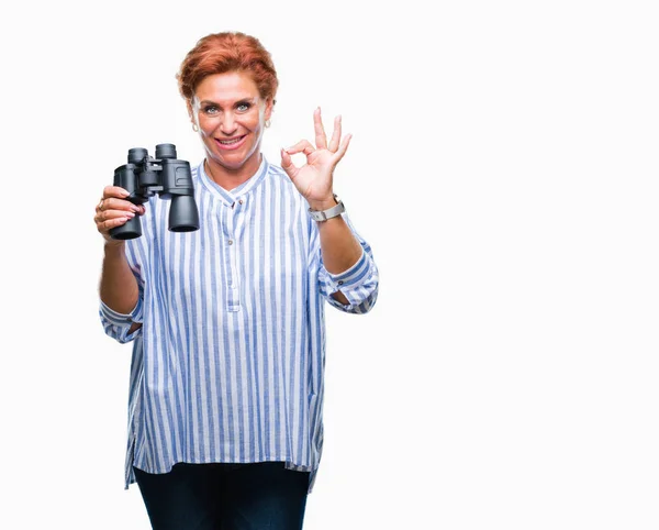 Senior Kaukasischen Frau Die Durch Ferngläser Über Isolierten Hintergrund Tun — Stockfoto