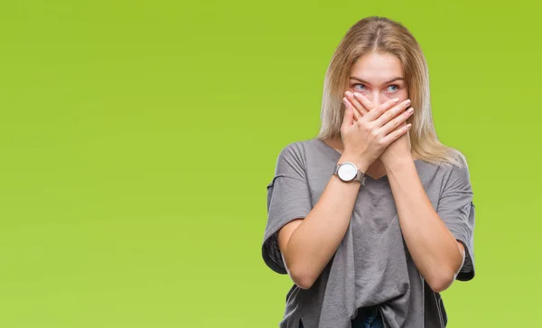 Young Caucasian Woman Isolated Background Shocked Covering Mouth Hands Mistake — Stock Photo, Image