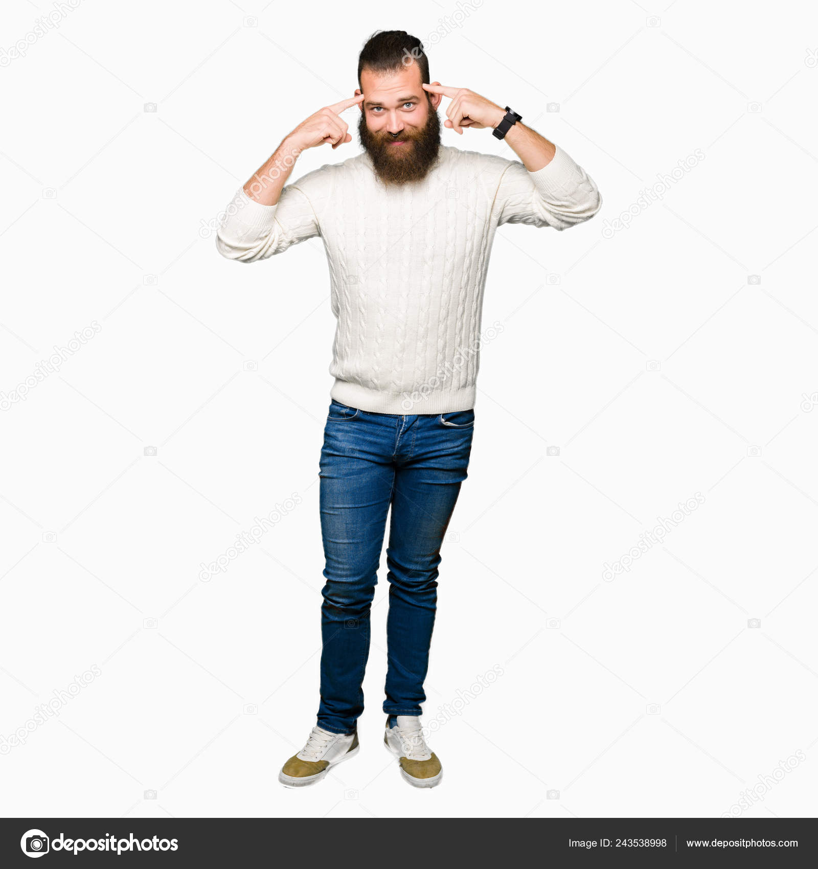 Joven Hombre Hipster Vistiendo Suéter Invierno Sonriendo Señalando