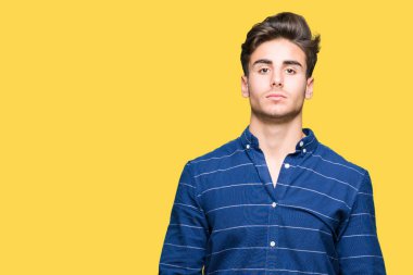 Yüzünde ciddi bir ifade ile izole arka plan üzerinde Donanma gömlek giymiş yakışıklı delikanlı. Basit ve doğal kameraya bakıyor.