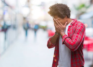 Yüzünü elleriyle ağlayarak süre kapsayan üzgün ifade ile izole arka plan üzerinde Afro Amerikalı adam. Depresyon kavramı.