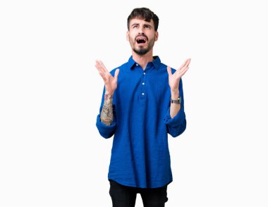 Genç yakışıklı adam izole arka plan çılgın ve kızgın bağırarak ve agresif ifade ve silah kaldırdı bağırıyor. Hayal kırıklığı kavramı.