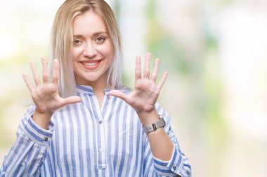 Sarışın genç kadın gösterilen ve parmakları ile işaret izole arka plan üzerinde kendinden emin ve mutlu gülümseyerek süre on numara.