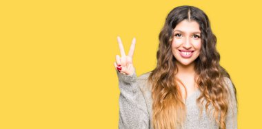 Gösterilen ve parmak ikinci ile gülümseyen ise kendinden emin ve mutlu yukarıyı kış elbise giyen genç güzel kadın.