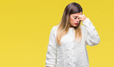 Genç güzel kadın rahat beyaz kazak izole arka burun ve göz yorgunluğu ve baş ağrısı duygu sürtünme yorgun üzerinde. Stres ve hayal kırıklığı kavramı.