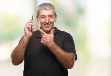 Üst düzey yakışıklı Smartphone'da izole arka plan üzerinde çok el ve parmak ile işaret mutlu konuşmak