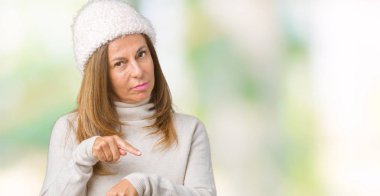 İşaret seyretmek zaman, sabırsızlık, üzgün ve kızgın için son tarih gecikme için acele arka plan üzerinde kış kazak ve şapka giyen güzel orta yaş kadın izole