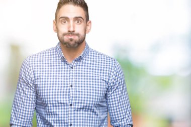 Komik surat ile yanakları şişirme izole arka plan üzerinde genç yakışıklı adam. Ağız ile hava, deli ifade şişirilmiş.