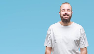 Yüzünde mutlu ve güzel bir gülümseme ile izole arka plan üzerinde rahat t-shirt giyen genç beyaz hipster adam. Şanslı kişi.