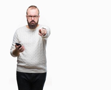 Kamera ve size parmak ile işaret arka plan üzerinde Smartphone kullanarak ileti gönderme Genç beyaz hipster adam manifatura izole, el işareti, pozitif ve kendinden emin bir jest ön