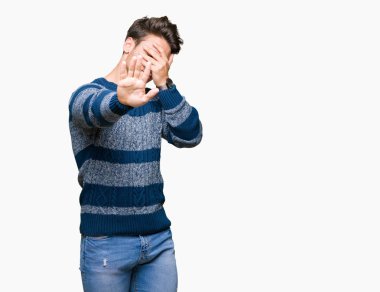 Genç yakışıklı adam izole elleriyle gözlerini kapsayan arka plan ve stop jest ile acı ve korku ifadesi. Utandım ve negatif kavramı.