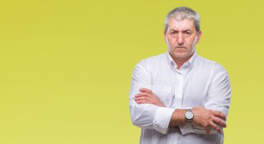 İzole arka plan şüpheci ve sinir, onaylamayan ifade yüz çapraz kollu yakışıklı komuta sizde. Negatif kişi.