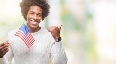 Amerika Birleşik Devletleri bayrağı Afro Amerikalı adam işaret ve başparmak kadar mutlu yüz gülümseyen tarafı ile gösteren izole arka plan üzerinde