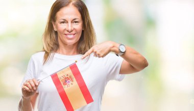 İspanya bayrağı izole arka plan üzerinde çok mutlu el ve parmak ile işaret tutan orta yaş İspanyol kadın
