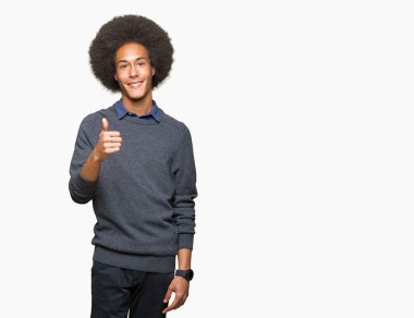 Hareketi el ile mutlu yaşasın yapıyor afro saçlı genç Afro-Amerikalı iş adamı. Kameraya bakarak başarı gösteren ile ifade onaylama.