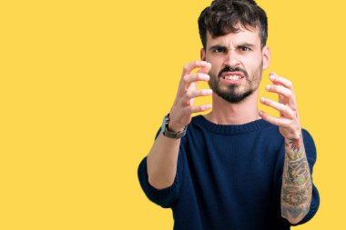 Genç yakışıklı adam arka plan boğazlamak istiyor eller öfke ile sinirli bağıran kızgın bağırıyor izole