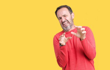 Yakışıklı orta yaş ağarmış komuta sizde izole arka plan üzerinde kış kazak giyen tiksinti ifadesi, memnun ve korkulu tiksinti yüz yapıyorsun çünkü nefret tepki. Elleriyle kaldırdı. Sinir bozucu kavramı.