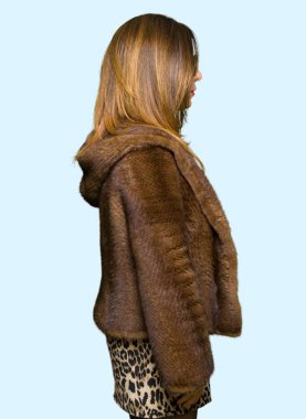 Güneş gözlüğü ve tarafına, seyir vizon kürk giyen güzel orta yaş zarif kadın dinlenmek doğal yüz emin gülümseme ile pozuyla profili.