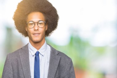 Afro saçlı gözlüklü eller birlikte ve parmakları genç Afro-Amerikalı iş adamı rahat ve neşeli gülümseyen geçti. Başarı ve iyimser