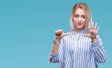 Sarışın genç kadın gösterilen ve parmakları ile işaret izole arka plan üzerinde kendinden emin ve mutlu gülümseyerek süre 6 numara.