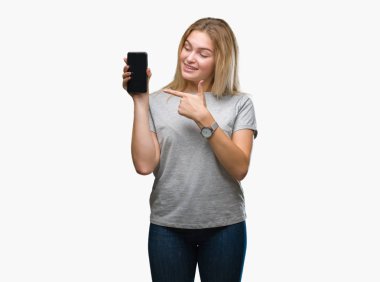 Genç kafkas kadın gösteren ekran smartphone üzerinde izole arka el ve parmak ile işaret çok mutlu