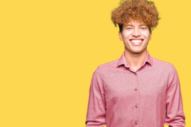 Yüzünde mutlu ve güzel bir gülümseme ile afro saçlı Genç yakışıklı iş adamı. Şanslı kişi.