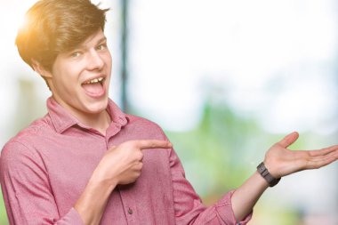 Genç yakışıklı iş adamı üzerinden hayran ve el ile sunulması ve parmak ile işaret ederken kameraya gülümseyen izole arka plan.