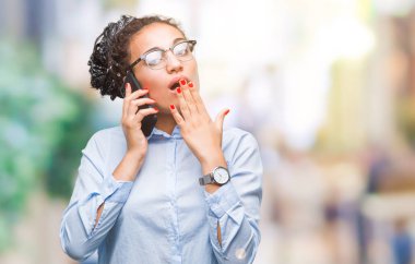 Genç örgülü saç Afro-Amerikan iş kız gösteren arama smartphone üzerinde izole arka kapak ağız elle utanç ile şok hata, korku, sessizlik içinde gizli kavramı korkmuş ifade için kullanma