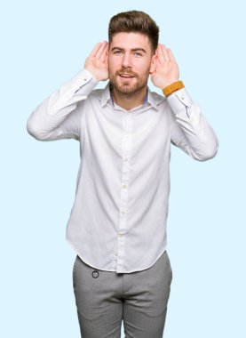 Genç yakışıklı iş adamı her iki kulak jest, dedikodu için meraklı ellerde dinliyoruz. İşitme sorunu, sağır