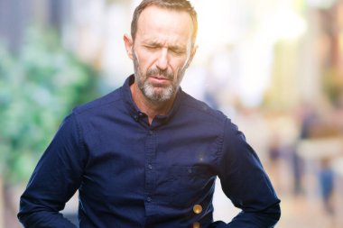 Orta yaş ağarmış üst düzey adam izole mide üzerinde el ile arka plan çünkü hazımsızlık, ağrılı hastalık hasta hissediyor. Ağrısı kavramı.