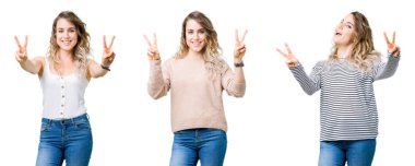 Kolaj genç güzel sarışın kızın parmaklarını zafer işareti yaparken gösterilen kamera seyir gülümseyen izole arka plan üzerinde. İki numaralı.