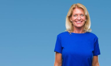 Orta yaş izole arka plan ile bir mutlu ve güzel sarışın kadın yüzündeki gülümseme. Şanslı kişi.